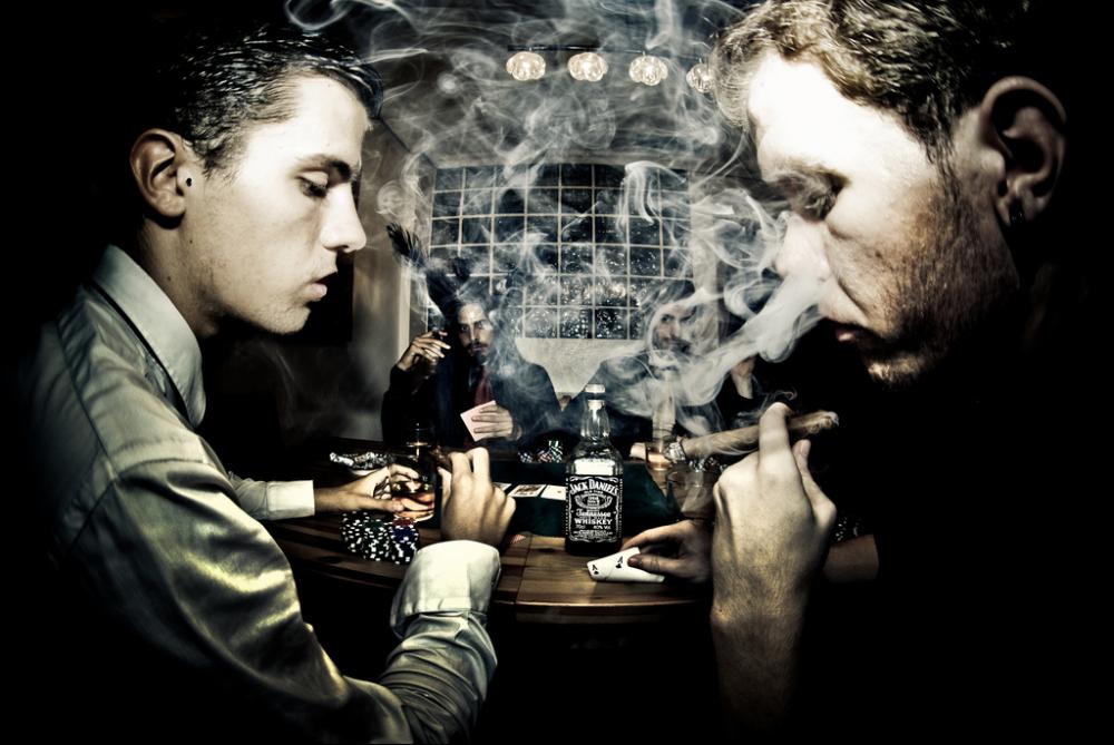 people-smoking-cigars-playing-poker.thum