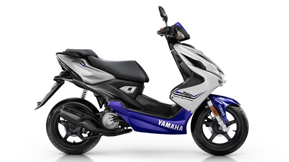 2015-Yamaha-Aerox-R-EU-Race-Blu-Studio-0